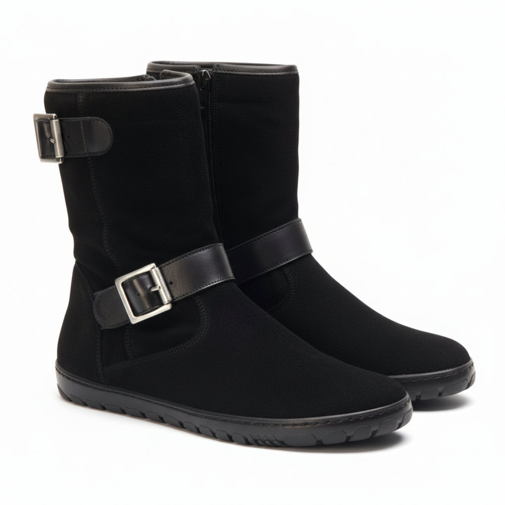 schwarze Barfußschuhe Stiefel aus Veloursleder mit Riemen und Schnallen
