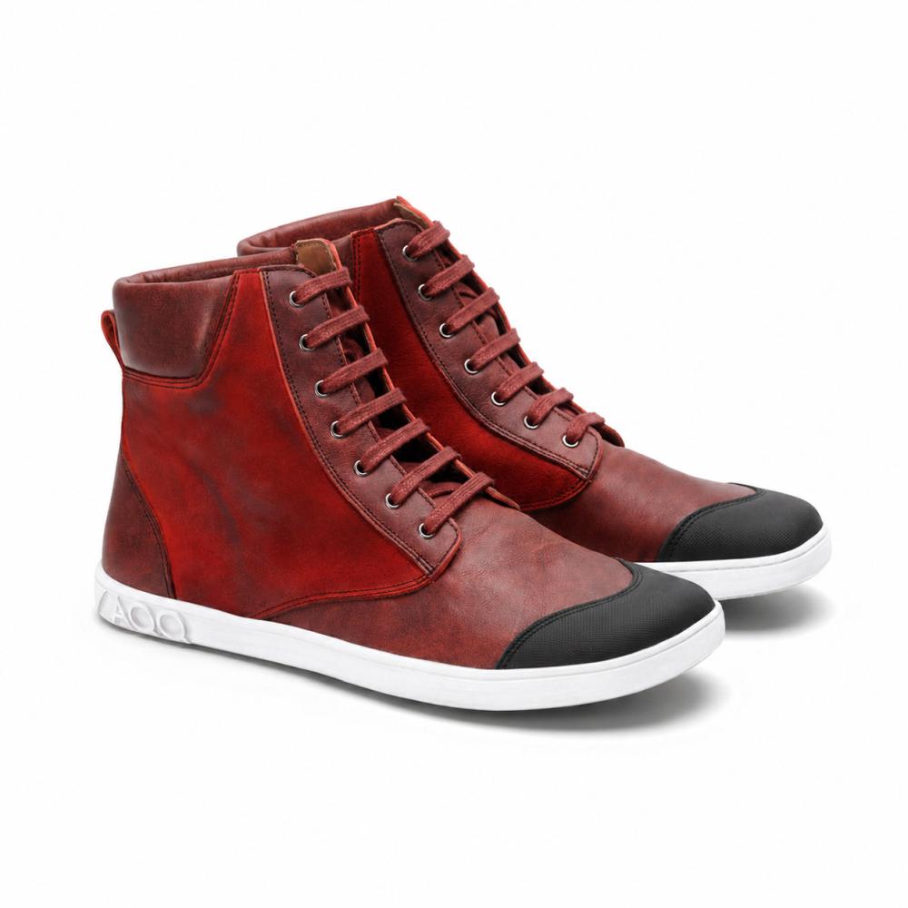 Wir präsentieren den CHICAQO Red von ZAQQ: Diese stylischen High-Top-Sneakers zeichnen sich durch ein kräftiges rotes Design mit schwarzen Zehenkappen und weißen Sohlen aus. Die Schnürung vorne ergänzt das robuste, strukturierte Leder-Erscheinungsbild aus Nappa- und Veloursleder. Für zusätzlichen Komfort sind sie mit einer flexiblen Sohle ausgestattet.