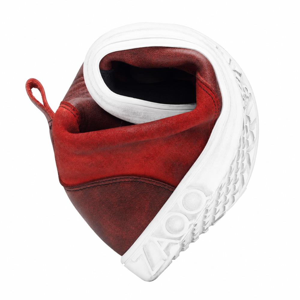 Wir präsentieren den CHICAQO Red von ZAQQ: einen High-Top-Sneaker aus Nappa- und Veloursleder mit weißer Sohle, auf der das Wort LAAOS deutlich zu erkennen ist. Sein Design verspricht Langlebigkeit und bietet gleichzeitig die Flexibilität und Stärke eines Barfußschuhs.