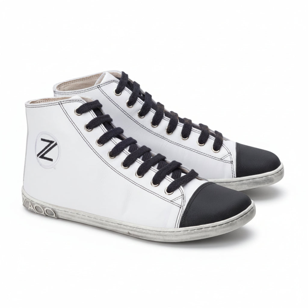 weißer High Top Sneaker aus Glattleder mit schwarzen Schnürsenkeln als Barfußschuhe mit absolut flacher Sohle