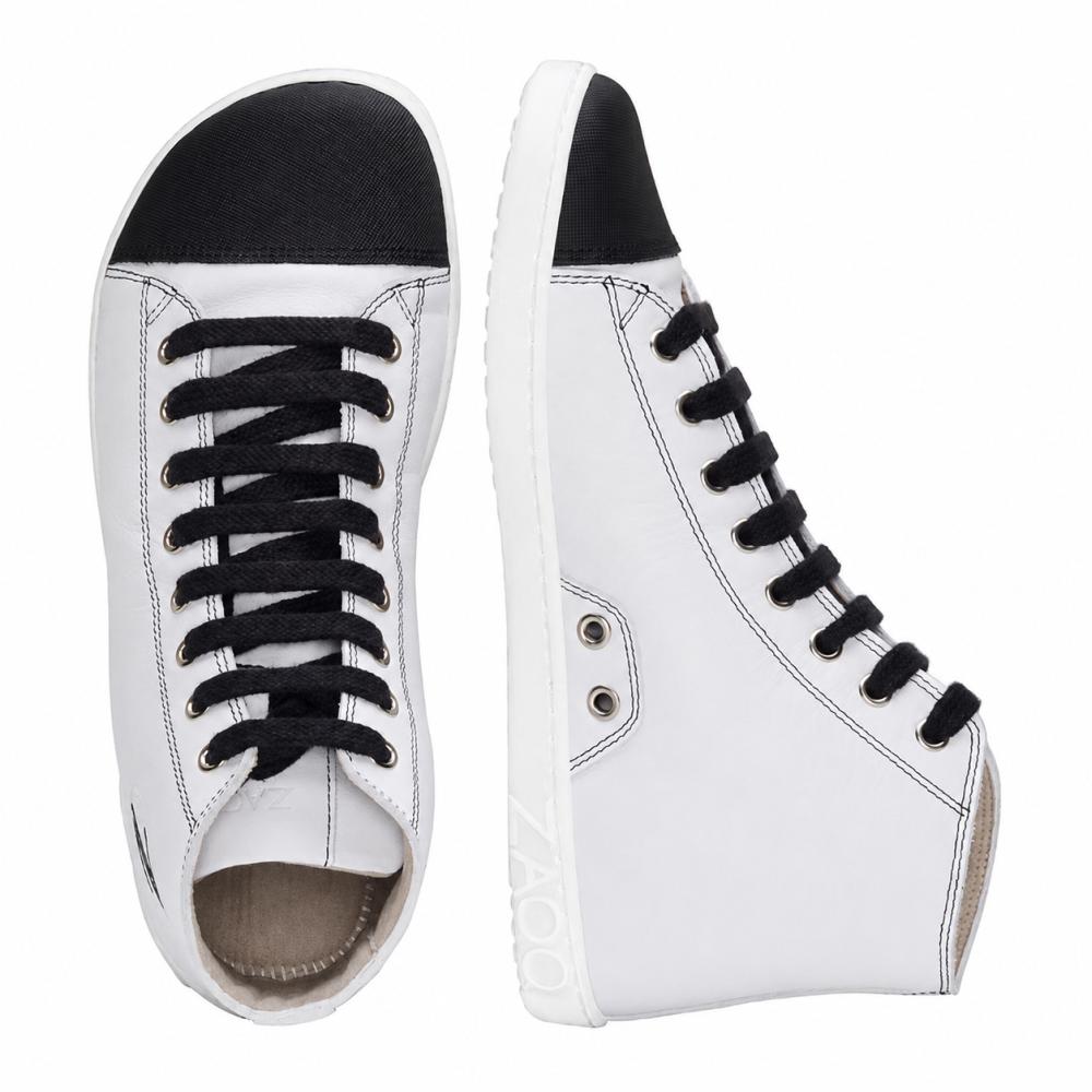 Wir präsentieren den CHUQQS White von ZAQQ: ein Paar eleganter weißer High-Top-Sneaker mit schwarzen Schnürsenkeln und Zehenkappen. Der linke Schuh ist von oben nach unten zu sehen, während der rechte Schuh aufrecht steht und sein Seitenprofil zeigt. Diese Sneaker sind fachmännisch aus Nappaleder gefertigt und haben weiße Sohlen mit dem Markennamen ZOOZ.