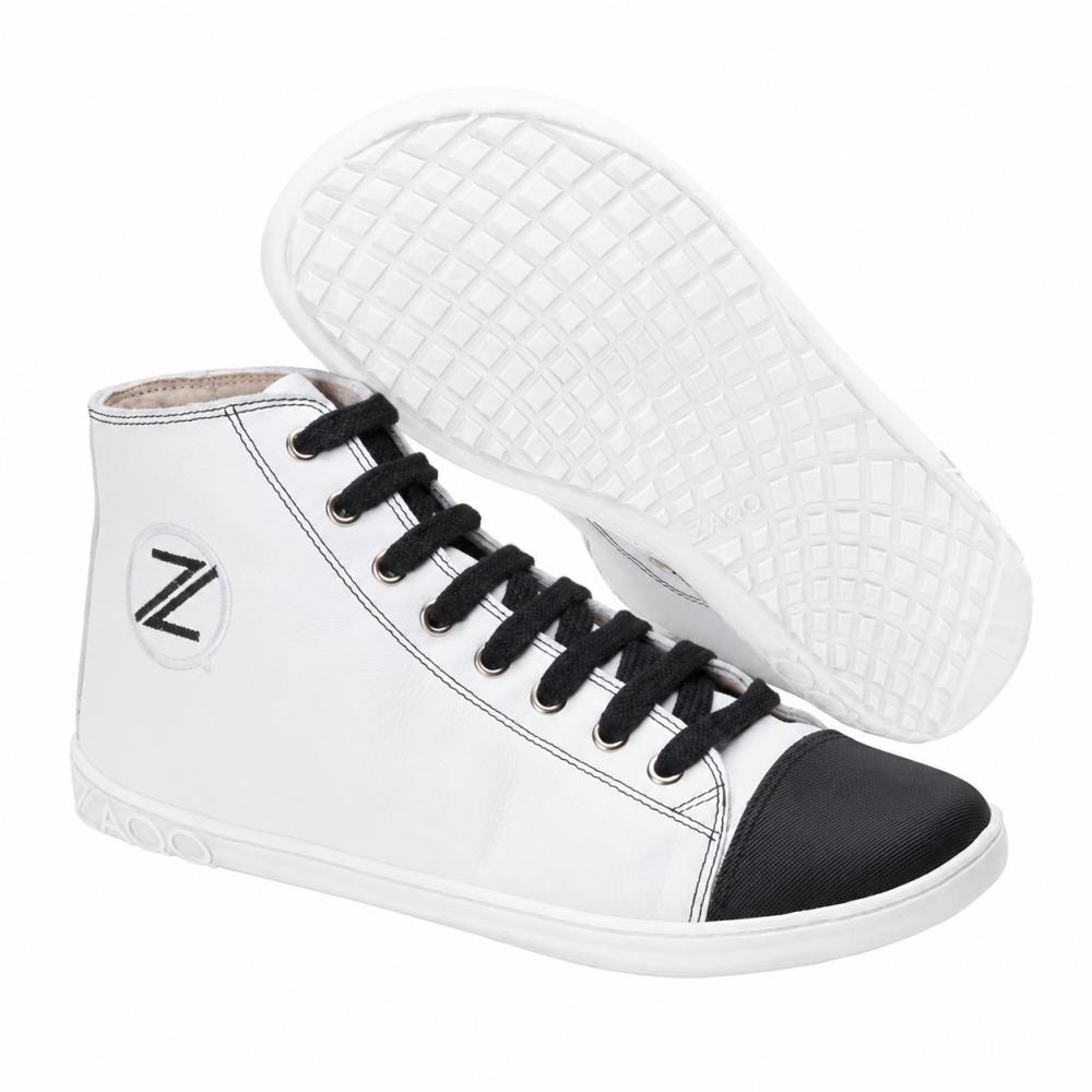Wir präsentieren den CHUQQS White von ZAQQ, ein stilvolles Paar High-Top-Sneaker mit weißem Obermaterial, schwarzer Zehenkappe und schwarzen Schnürsenkeln. Diese Sneaker verfügen über eine strukturierte Sohle mit Gittermuster und zeigen das Z-Logo der Marke prominent an der Seite. Der weiße Sneaker verbindet nahtlos klassischen Stil mit modernem Komfort.