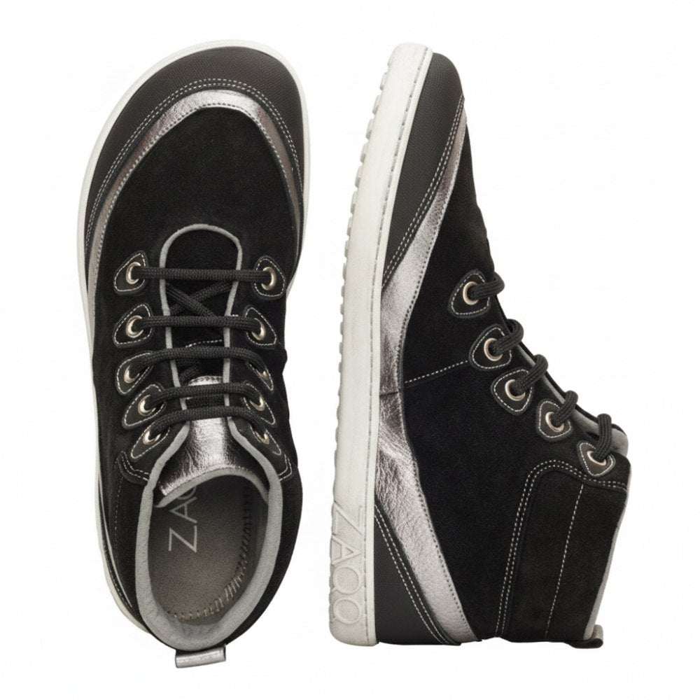 Ein Paar stylische FRANQY Black Midcut Sneaker von ZAQQ werden nebeneinander präsentiert. Ein Schuh liegt mit der Sohle nach unten, während der andere auf der Seite liegt und so deutlich den Markennamen ZAQQ auf der Ferse zeigt.