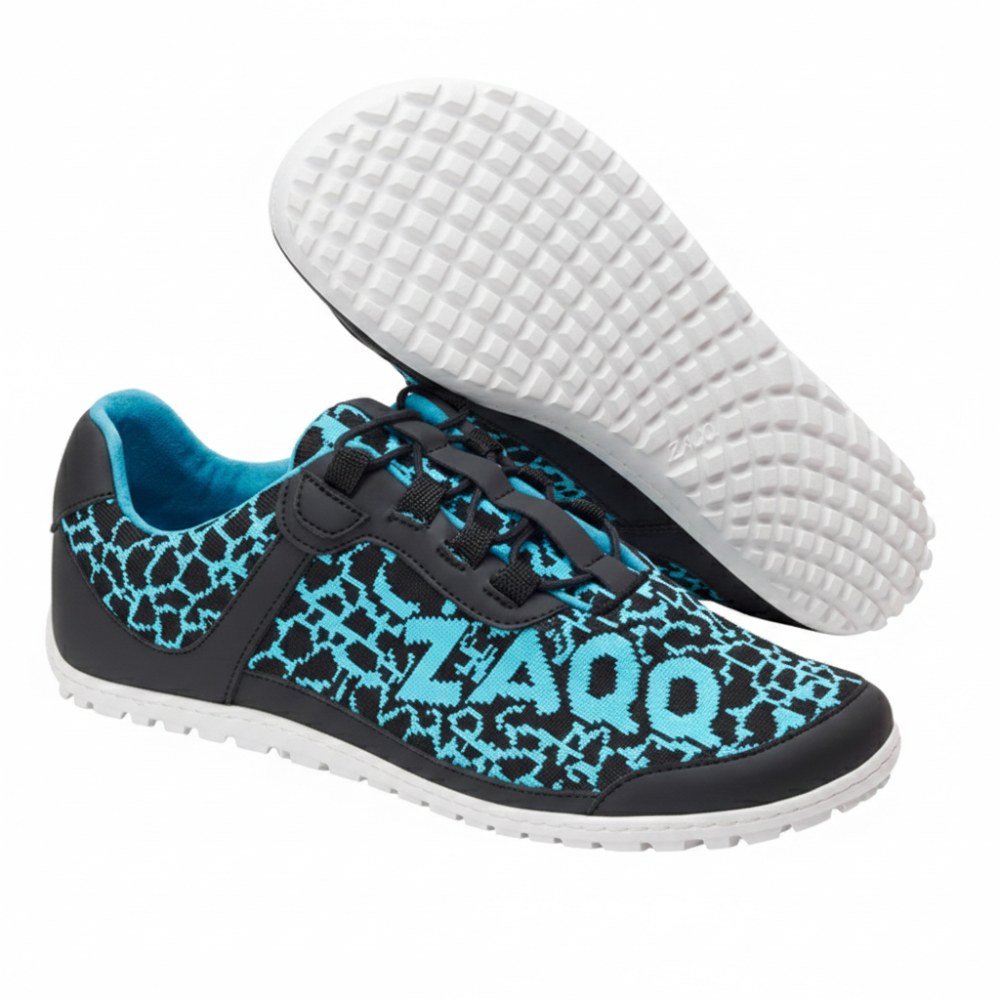 Ein Paar QINGSTON Turquoise Sportschuhe von ZAQQ weist ein elegantes geometrisches Muster in Schwarz und Blau auf, wobei das LAQQ-Logo die Seite ziert. Die Sohle besteht aus veganem Netzgewebe und weist ein strukturiertes Gitterdesign auf. Ein Schuh ist horizontal positioniert, während der andere angewinkelt ist, um seine markante Sohle freizugeben.