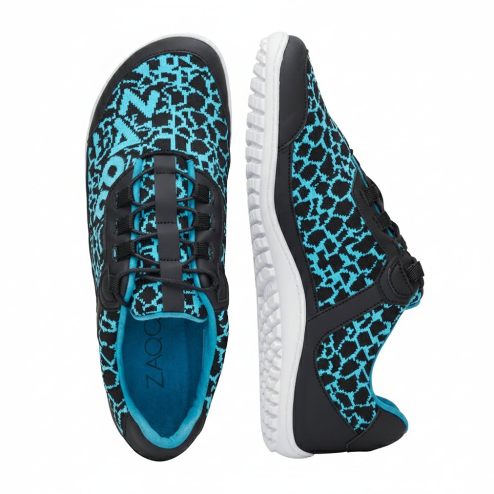 Ein Paar stylische QINGSTON Turquoise Laufschuhe von ZAQQ wird von oben und von der Seite gezeigt. Die Schuhe verfügen über ein schwarz-blaues geometrisches Muster, elastische Schnürsenkel und strukturierte schwarz-weiße Sohlen aus veganem Netzgewebe für optimalen Komfort.