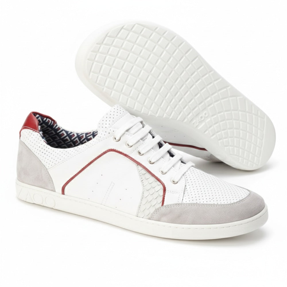 Die QLERQ White Sneaker von ZAQQ bestechen durch eine schicke Kombination aus Weiß und Grau, hervorgehoben durch leuchtend rote Akzente. Sie sind mit Velourslederdetails versehen und verfügen über perforierte Seiten, weiße Schnürsenkel und ein markantes schwarz-weiß gemustertes Innenfutter. Das Gittermuster auf der Sohle rundet dieses bemerkenswerte Paar ab.