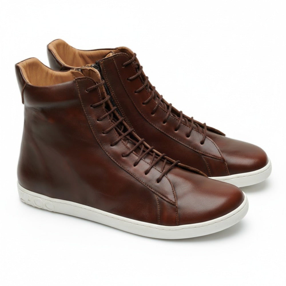 Wir präsentieren den SNAQ Antique Brown von ZAQQ: ein stylisches Paar High-Top-Sneaker aus luxuriösem braunem Nappaleder, mit seitlichem Reißverschluss und grauen Gummisohlen.