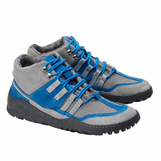 Wir präsentieren die SQOUT Grey Blue Waterproof-Schuhe von ZAQQ, die ein modernes Design mit blauen Schnürsenkeln, grauem Mesh-Gewebe und auffälligen blauen Akzenten auf einer robusten schwarzen Sohle präsentieren. Ihr sportliches Aussehen wird durch eine atmungsaktive Qualität ergänzt, was sie ideal für Outdoor-Abenteuer macht.