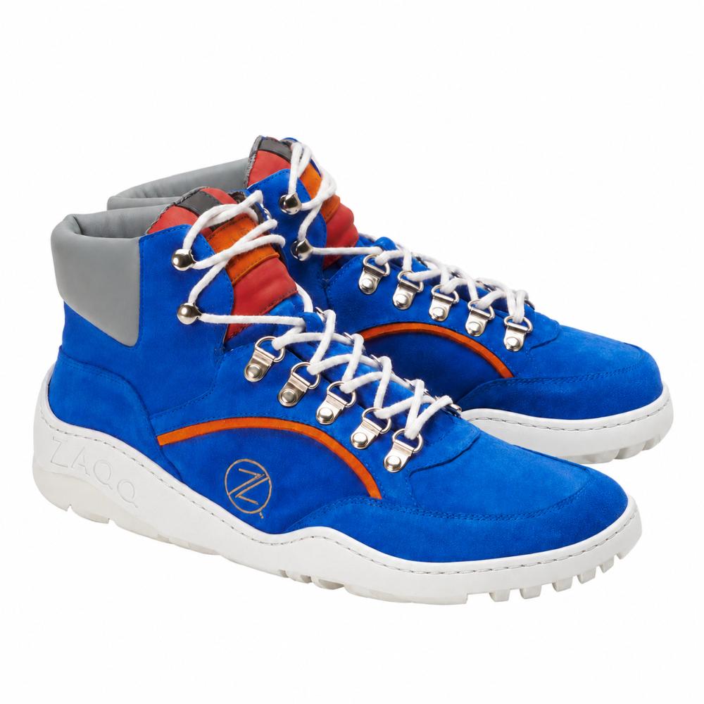 Diese leuchtend blauen High-Top-Sneaker von ZAQQ, das Modell TREQ Azure Waterproof, haben weiße Schnürsenkel und silberne Ösen. Sie verfügen über orangefarbene und rote Akzente, einen grau gepolsterten Knöchelbereich und eine robuste ZAQQ TERRA-Sohle. Ein rundes Logo an der Seite verleiht dem Schuh eine unverwechselbare Note.