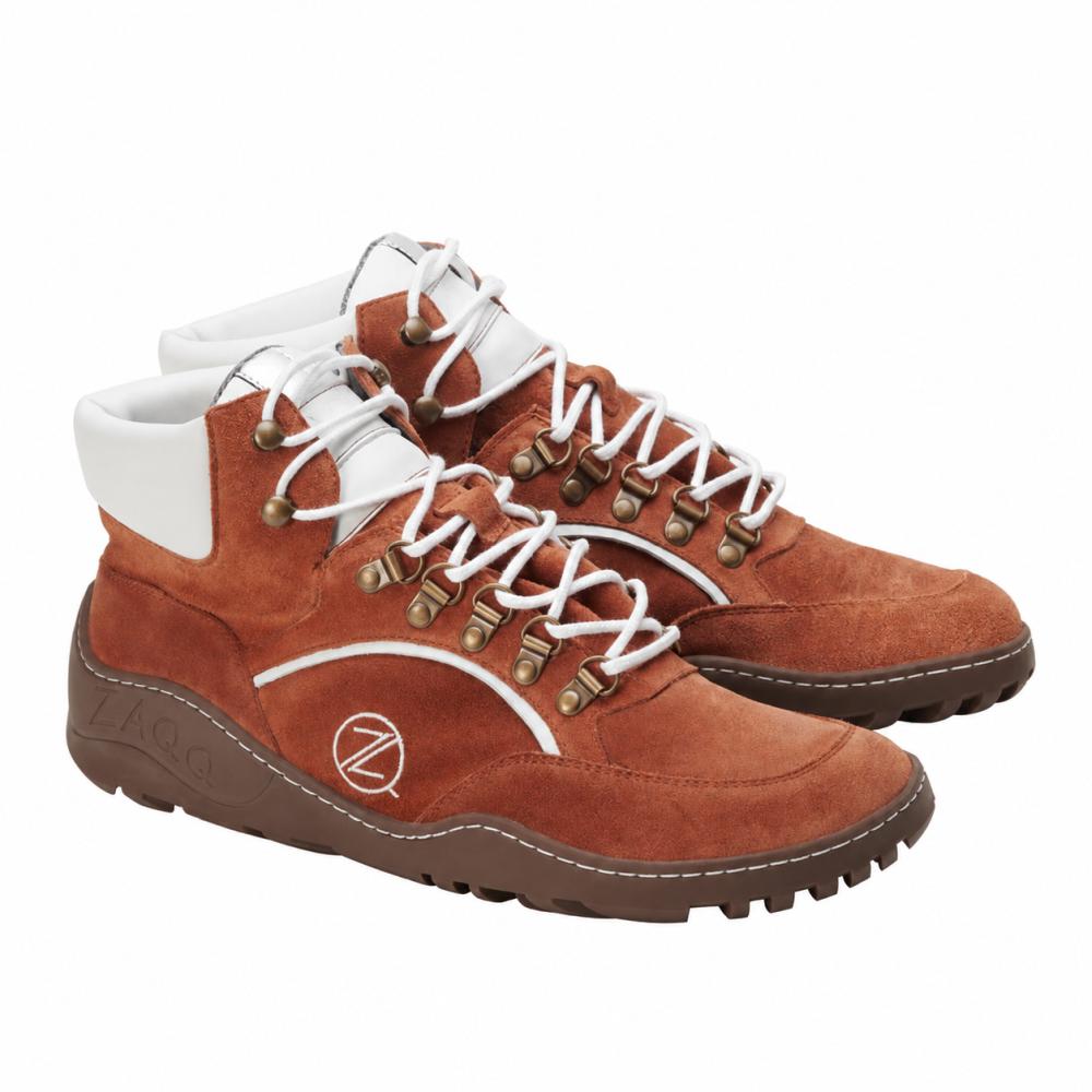 Wir präsentieren den TREQ Cognac Waterproof von ZAQQ: Diese Wanderschuhe aus braunem Wildleder mit stilvollen weißen Akzenten und Schnürsenkeln sowie einer robusten braunen Sohle sind für Outdoor-Abenteuer konzipiert. Mit Metallösen und einem dekorativen Logo an der Seite bieten diese Outdoorschuhe sowohl Funktionalität als auch Stil. Der gepolsterte Schaft sorgt für Komfort, während das robuste Profil in jedem Gelände zuverlässigen Halt bietet.