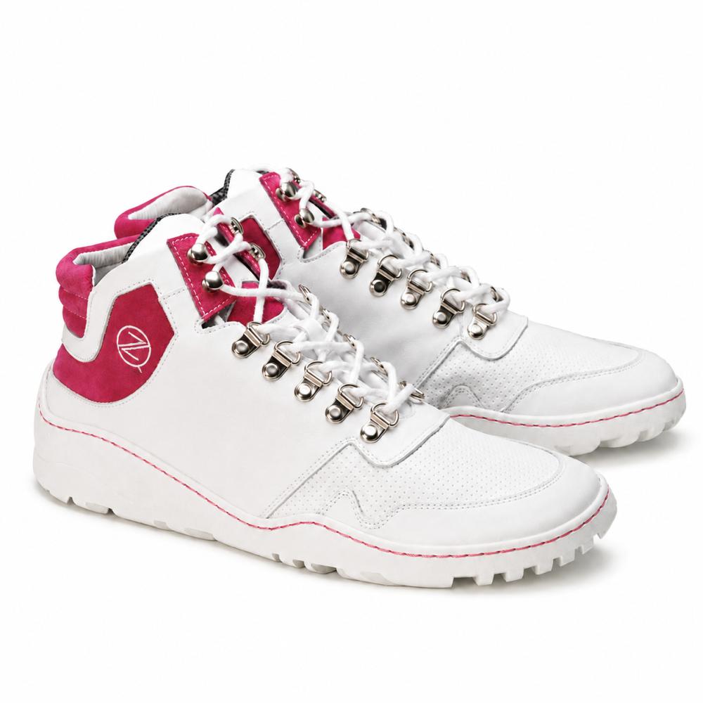 Wir präsentieren die wasserdichten High-Top-Sneaker ZAQQ VAQATION Pink. Diese stylischen Designs bestehen aus weißem Leder mit rosa Akzenten an Zunge und Ferse, silbernen Ösen, einer robusten weißen Sohle und einem eleganten Logo an der Seite. Sie sind perfekt für jedes Abenteuer.